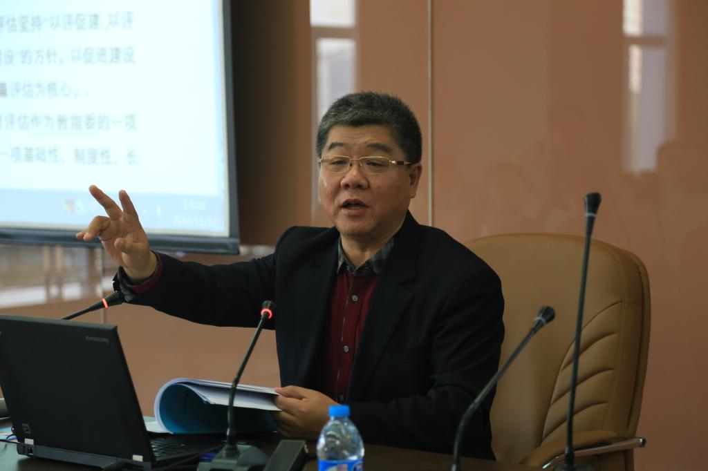 全国保险专业学位研究生教育指导委员会秘书长、77779193永利院长郝演苏教授做报告